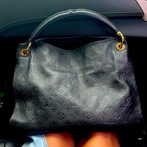 Artsy mm lv if you want more photos I will add here but WILL NOT send privately